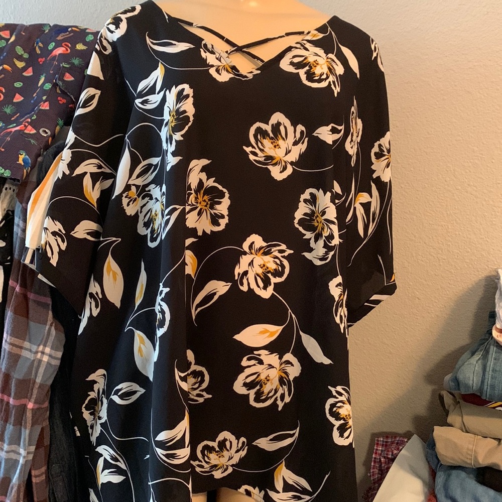 Maunces Floral Black yellow white Blouse 4XL very beautiful for summer v-neck
